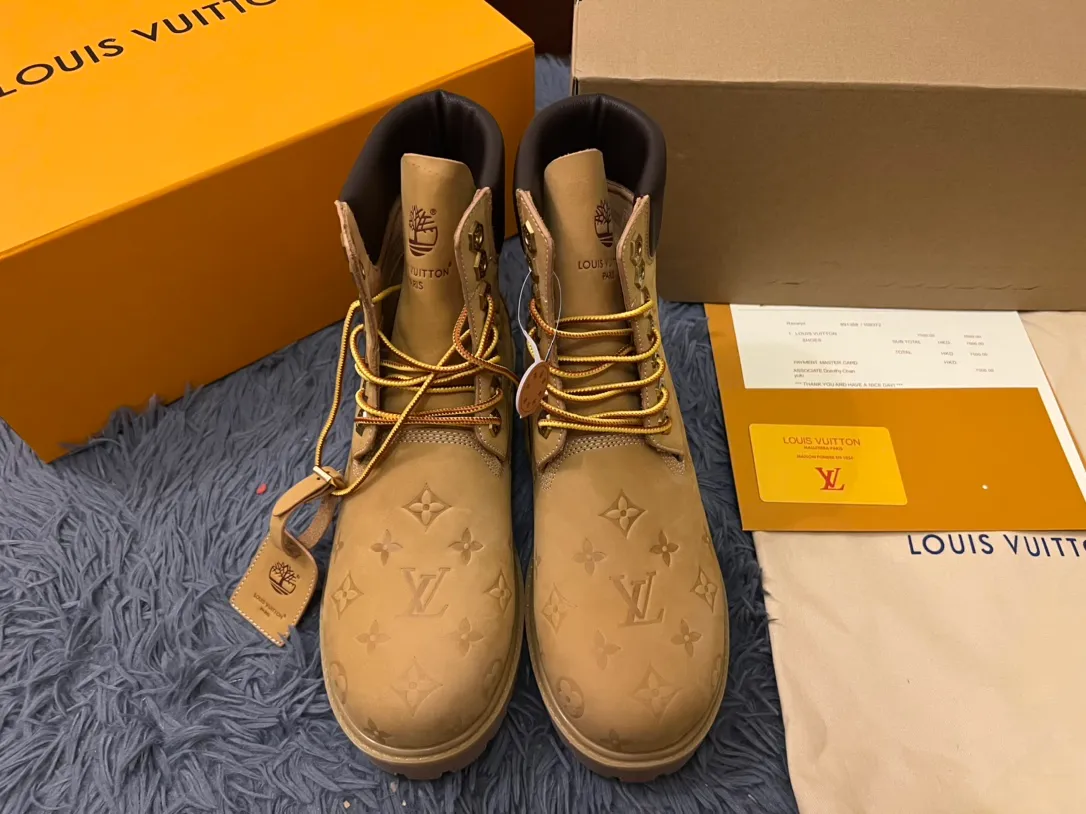👟👟Ex-factory price 680👟👟 Men's size +10 LV x Timberland Louis Vuitton "Luxury Western" has been initially constructed, and the last link is the "shoes" that can make the style complete and communicative, so the "Shoe King of the Year" came into being. A major collaboration of the season, in a short video of only a few seconds, Fei Dong lifted the legs of his jeans to reveal a pair of classic Timberland rhubarb boots with the LV logo printed on the tongue. He then folded the tongue to reveal the Monogram logo printed on the inside. Size: 35-46